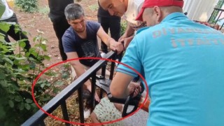 Diyarbakırda kafası çardak demirlerine sıkışan çocuk böyle kurtarıldı