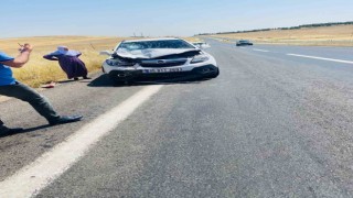 Diyarbakırda yol kenarında oturan 2 kişiye otomobil çarptı