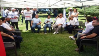 Diyarbakırdaki belediyelerden çıkarılan işçiler, Bağlar Belediyesi önünde oturma eylem başlattı