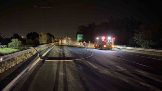 Doğalgaz yüklü tır devrildi, otoyol trafiğe kapatıldı