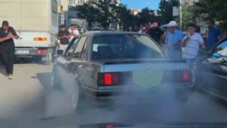 Düğün alanında aracın lastiğini yakan maganda kamerada