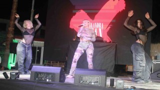 Dünyaca ünlü şarkıcı Alexandra Stan Antalyada sahne aldı