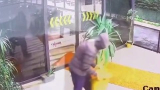 Düzcede ilginç hırsızlık anları kameraya yansıdı