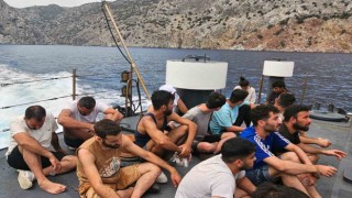 Düzensiz göçmenleri karadan ulaşımı olmayan bölgeye bırakıp gittiler