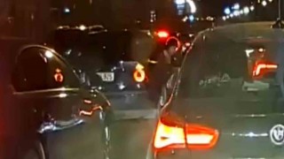 E-5 Karayolunda dehşet anları kamerada: Korsan taksici kadını araçtan attı