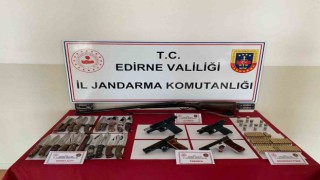 Edirnede 4 tabanca, 1 av tüfeği ve 23 kasatura ele geçirildi