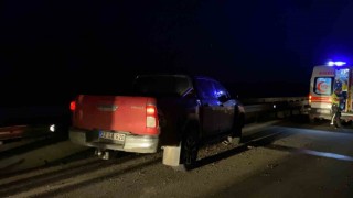 Edirnede alkollü sürücünün kullandığı kamyonet bariyerlere çarptı: 1 yaralı