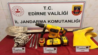 Edirnede kaçak kazı yapan şüpheli suçüstü yakalandı