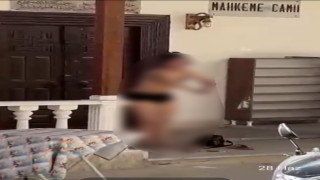 Edremitte cami önünde kıyafetlerini çıkaran kadın hakkında polis işlem yaptı