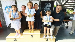 Efesin Çocukları Satranç Turnuvası şampiyonlarına madalyaları verildi