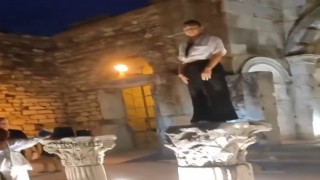 Efeste tarihi kalıntıların üzerine çıkıp fotoğraf çekildiler