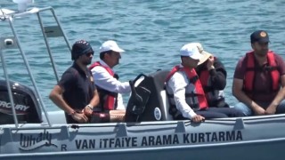 Ekipler ile oğlunun kaybolduğu yerdeki aramalara katıldı