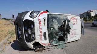 Elazığda ambulans takla attı: 5 yaralı