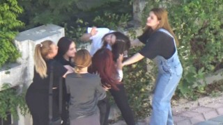 Elazığda kızlar saç saça baş başa birbirine girdi, erkekler izledi