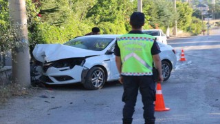 Elazığda otomobil beton direğe çarptı: 2 yaralı