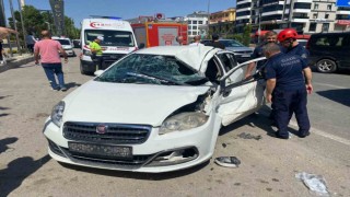 Elazığda otomobil tıra çarptı: 3 yaralı