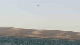 Elazığda yamaç paraşütü yapan şahıs, ani rüzgar nedeni ile sürüklenerek göle düştü