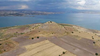 Elazığdaki höyük manzarası ile dikkat çekiyor