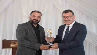 Elazığlı sanatçı yılın en iyi sanatçısı ve müzik bilim insanı ödülüne layık görüldü