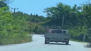 Elde kalan karpuzları tekmeyle kamyonet kasasından yola fırlattı