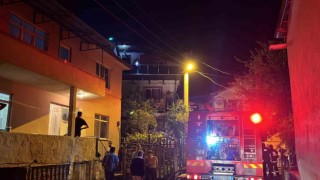 Elektrik kablolarının kıvılcımları az kalsın evi yakıyordu