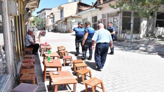 Emet Belediye zabıtasından kaldırım işgaline yönelik denetim