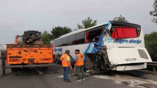 Emniyet şeridinde park halindeki yolcu otobüsüne tır çarptı: 3 yaralı