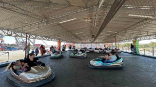 Engel tanımayan gençler lunaparkta gönüllerince eğlendi