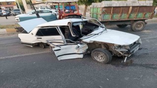 Erganide otomobil ile traktör çarpıştı: 3 yaralı