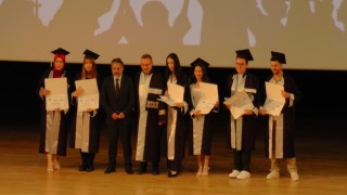 ERÜde İletişim Fakültesi mezunları diplomalarını aldı