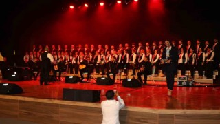 Erzincanda farklı meslek gruplarından insanların bir araya geldiği “Kardeşlik Korosu” ilk konserini verdi