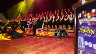 Erzincanda farklı meslek gruplarından insanların bir araya geldiği “Kardeşlik Korosu” ilk konserini verdi