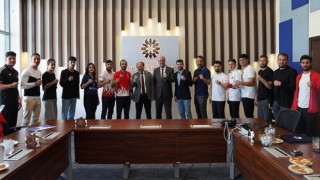 Erzurum Teknik Üniversitesi şampiyon sporcularına Rektör Çakmaktan teşekkür takdimi