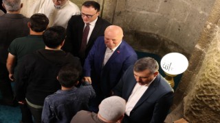Erzurumda protokol bayram namazı sonrası Ulu Camiide vatandaşlarla bayramlaştı