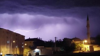 Erzurumda şimşekler geceyi aydınlattı