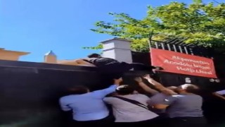 Esenlerde YKSye geç kalan öğrenci kapıya tırmanarak içeri girmek istedi