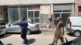 Eşini başka bir adamla yakalayan koca sınır dışı edildi