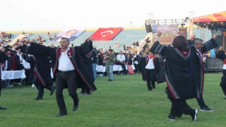 ESTÜ öğretim üyelerinin zeybek oyunu büyük beğeni topladı