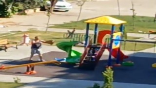 Etraftan topladığı çöpleri çocuk parkına döktü