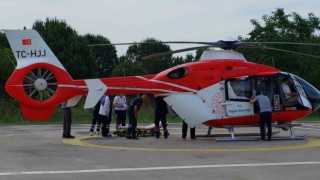 Evde baygın bulunan kadın ambulans helikopterle hastaneye sevk edildi