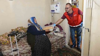 Evlerinde yalnız yaşayan yaşlıların yemekleri karşılanıyor