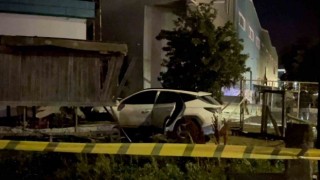 Fabrikanın bekçi kulübesine çarpan araçtaki 2 kişi yaralandı