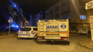 Fatihte binaların arasında kalan tarihi yapının istinat duvarı çöktü