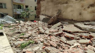 Fatihte istinat duvarının çökmesinin ardından bir bina boşaltıldı