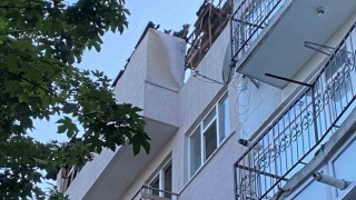 Fatihte metruk binanın çatısı alev alev yandı
