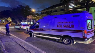 Fatihte motosiklet, yolun karşısına geçmeye çalışan kadına çarptı: 3 yaralı