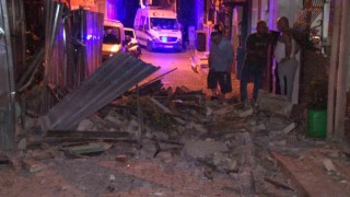 Fatihte tarihi metruk bina kısmen çöktü