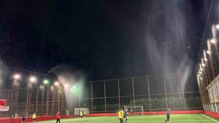 Ferahlatan futbol: Halı sahaya su püskürtme sistemi kuruldu