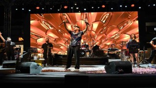 Festivalin son gününde Ispartalılar şarkıcı Altayla doyasıya eğlendi
