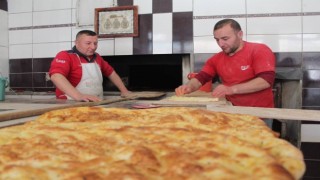 Fırıncıların 200 derece ateş başında ekmek mesaisi